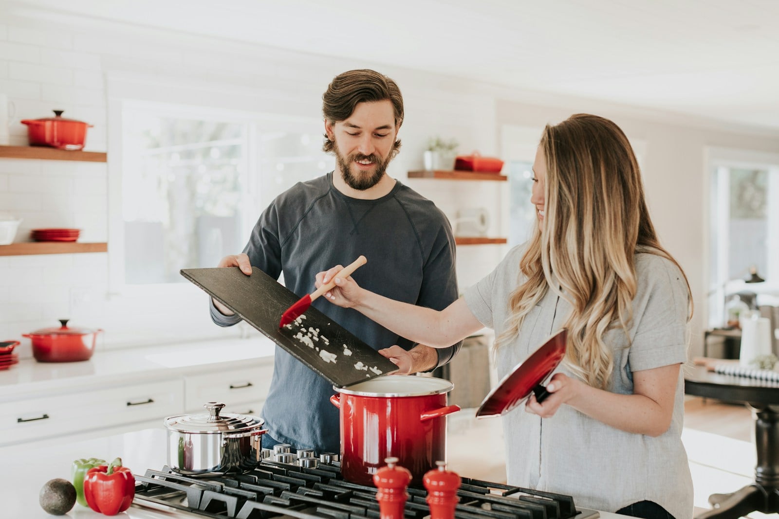 Plan de travail de cuisine professionnelle dressé pour un service