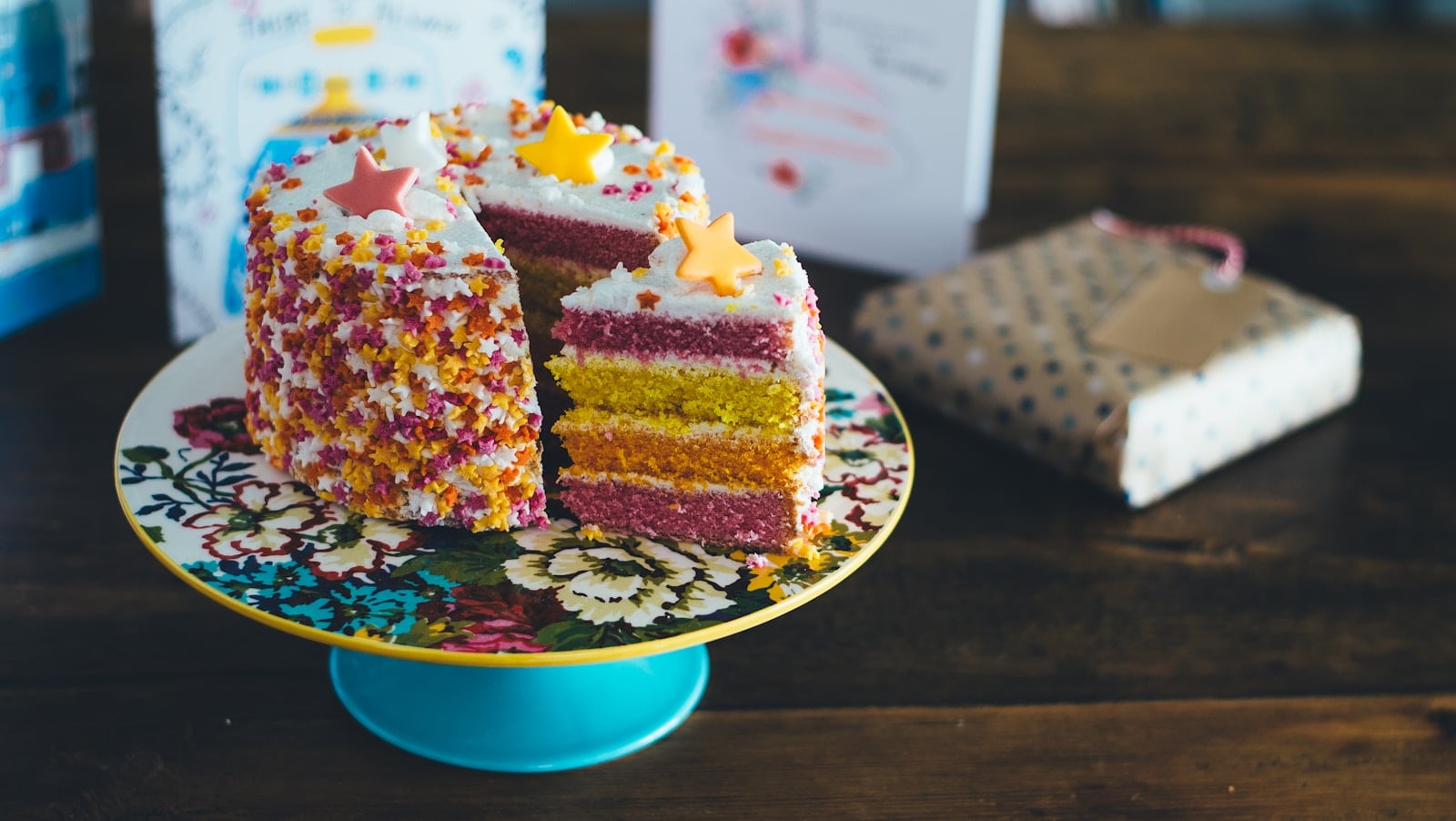 Goûter d'anniversaire d'enfant avec ballons colorés et gâteau.